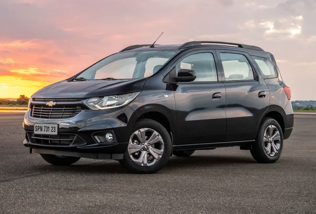 Chevrolet Spin cinza em foto fornecida