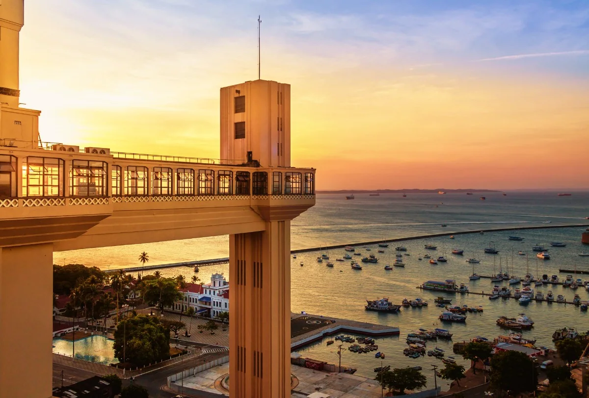 Elevador Lacerda e a Baía de Todos-os-Santos