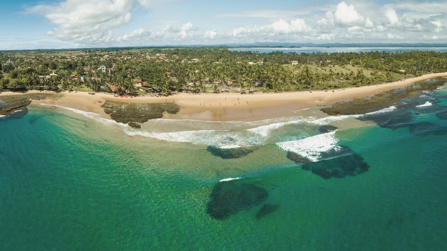 Mar, praia e vegetação na Península de Maraú