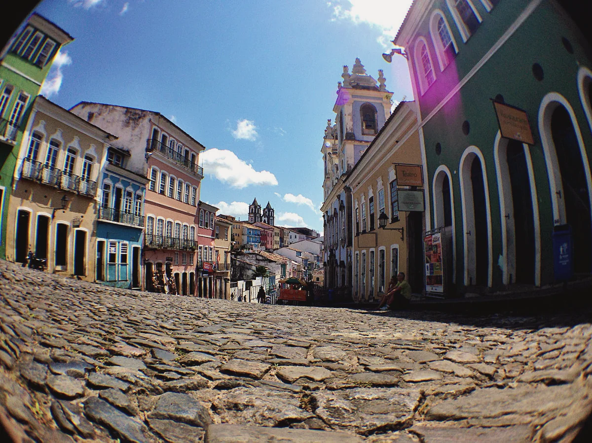Casario colorido e rua histórica do Pelourinho, em Salvador